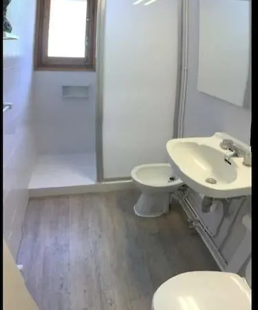 . Casa Con Enorme Jardin Y Tenis. *