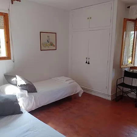 Chalet . Casa Con Enorme Jardin Y Tenis.