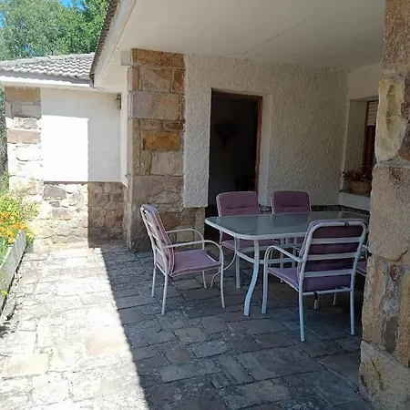 Hébergement de vacances . Casa Con Enorme Jardin Y Tenis. Derronadas