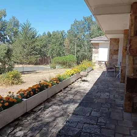 . Casa Con Enorme Jardin Y Tenis. Hébergement de vacances Derronadas