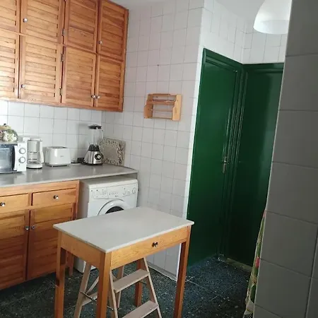 . Casa Con Enorme Jardin Y Tenis. *
