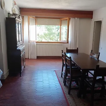 . Casa Con Enorme Jardin Y Tenis. *