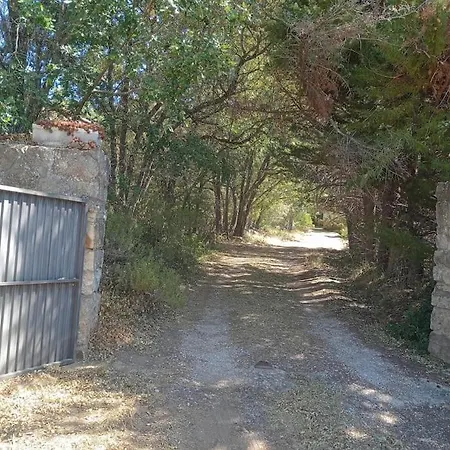 . Casa Con Enorme Jardin Y Tenis. Derronadas