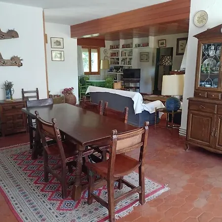 . Casa Con Enorme Jardin Y Tenis. Derronadas