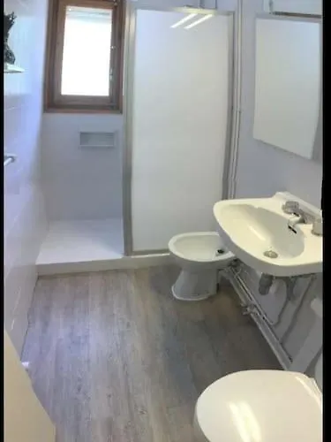 . Casa Con Enorme Jardin Y Tenis. *