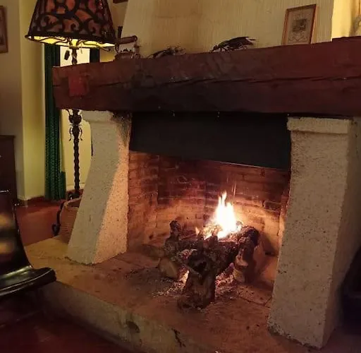 . Casa Con Enorme Jardin Y Tenis. Derronadas