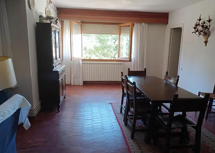 . Casa Con Enorme Jardin Y Tenis. *