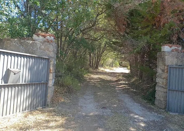 . Casa Con Enorme Jardin Y Tenis. Derronadas